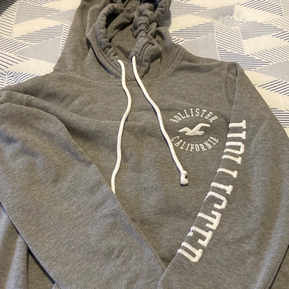 Unworn Hollister Heather Gray Hoodie with White Details